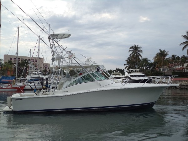 Luxury 36 ft luhrs yacht